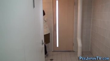 Weird asian whore peeing