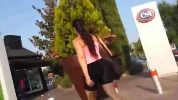 Chica con leggins en la calle marcando tanga